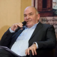 Prof. Dr. Peter Hain beantwortet Fragen der Teilnehmer