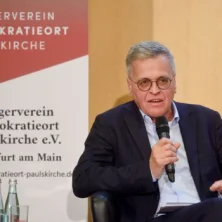 Dr. Thomas Dürbeck eröffnet die Diskussion