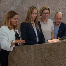 Bürgermeisterin Eskandari-Grünberg zeigt Landtagspräsidentin Wallmann die Sprechstelle