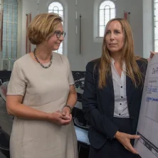 Symbolische Scheckübergabe an den Bürgerverein durch die Landtagspräsidentin