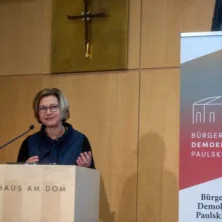 Bettina Wiesmann, Vorsitzende des Bürgervereins, eröffnet die Veranstaltung