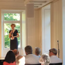 Prof. Sabrow, Vorstandsmitglied Uta Rasche bei der Referenten-Vorstellung, rechts Dr. Thomas Dürbeck (Stellv. Vorsitzender)