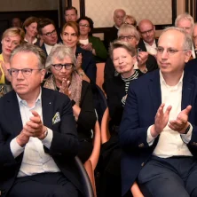 Im Publikum vorne Dr. Frank-Jürgen Weise, Vorstandsvorsitzender der Hertie-Stiftung, und der FDP-Landtagsabgeordnete und Stadtverordnete Yanki Pürsün, im Publikum Rudolf Scharping, früherer Bundesverteidigungsminister, Ministerpräsident und SPD-Vorsitzend