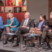 Das Podium im Freien Deutschen Hochstift