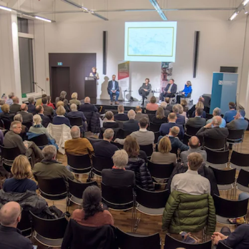 Gut gefüllter Saal der Evangelischen Akademie