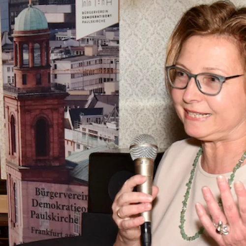 Bettina M. Wiesmann führt in das Thema Bildung und Demokratie ein