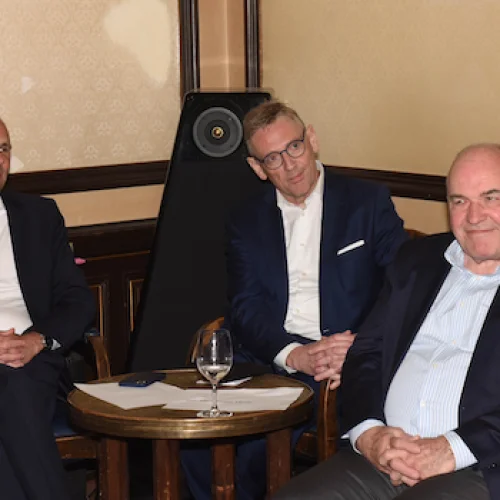 Wolf-Dieter Adlhof, Mitglied des Kuratoriums; Markus Franz, Vorstand der Taunussparkasse; Prof. Dr. Dieter Hein, Mitglied des Kuratoriums