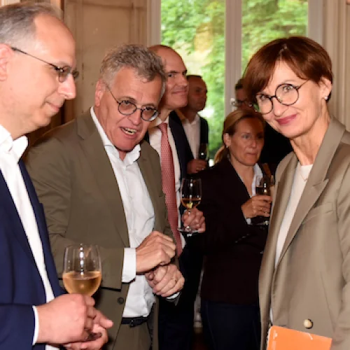 Beim anschließenden Jahresempfang des Vereins: Ministerin Bettina Stark-Watzinger MdB, Dr. Thomas Dürbeck vom Bürgerverein und Yanki Pürsün MdL