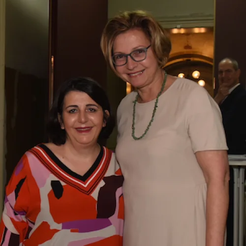 Bettina M. Wiesmann und Hilime Arslaner, Stadtverordnetenvorsteherin der Stadt Frankfurt am Main