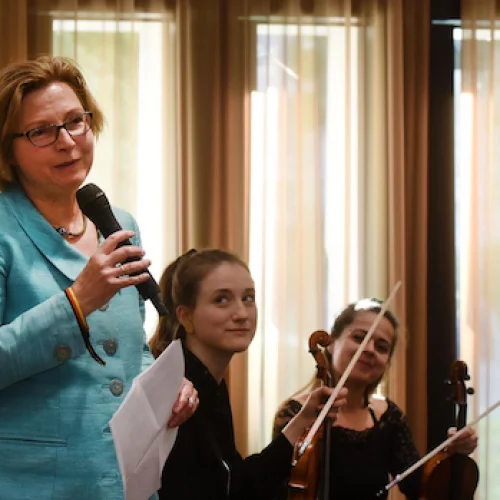 Bettina M. Wiesmann beschließt das Gesprächskonzert