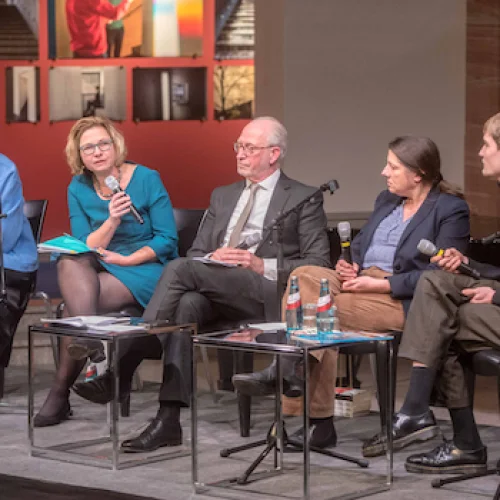Das Podium im Freien Deutschen Hochstift