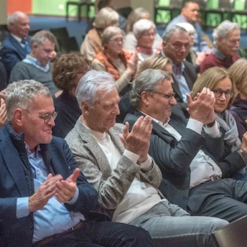 Im Publikum: Prof. Dr. Felix Semmelroth, Stadtrat a.D., neben Dr. Thomas Dürbeck